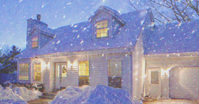 Fachada de una casa en una noche nevada. | Foto: Shutterstock