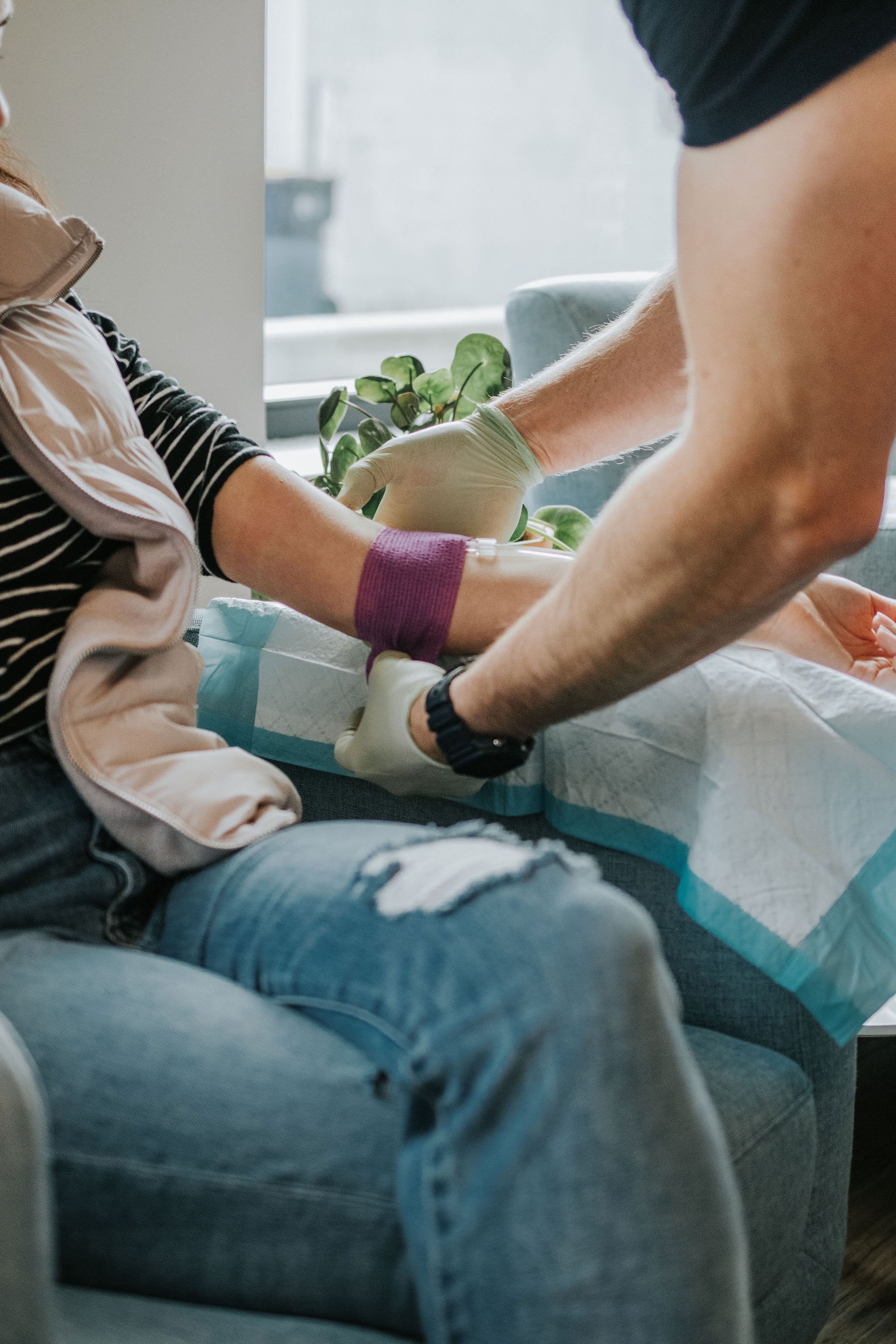 A person helping a patient with the IV. | Source: Unsplash