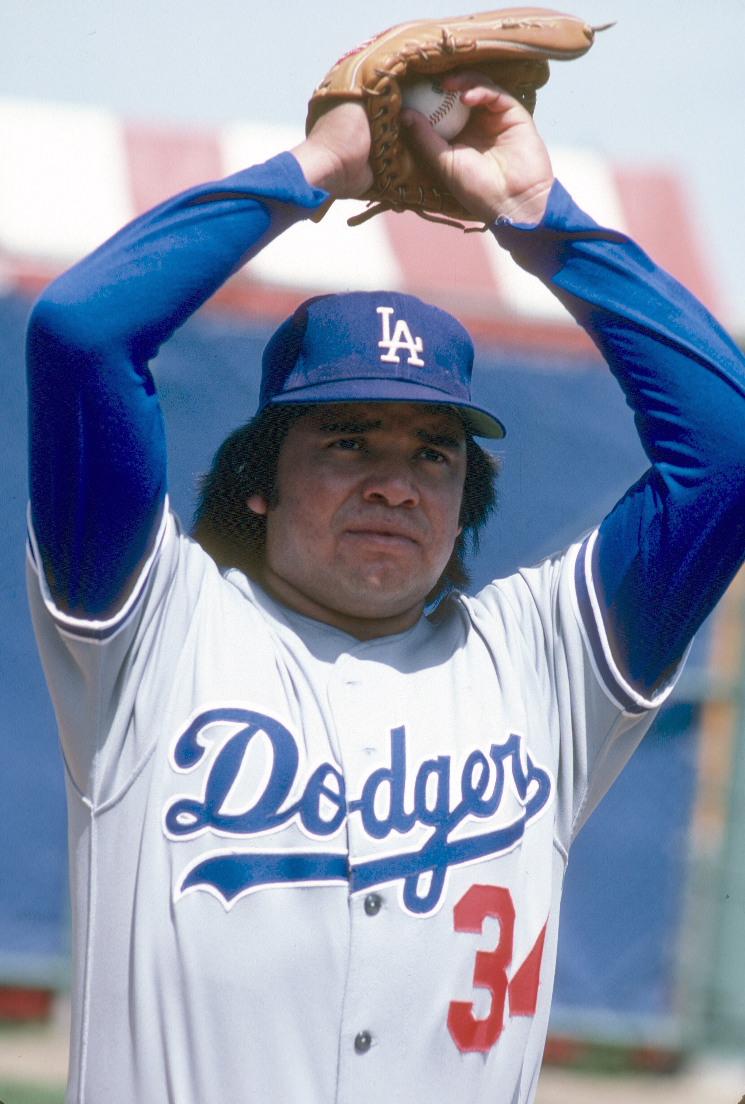 Fernando Valenzuela warms up before a Major League Baseball game in 1981 | Source: Getty Images