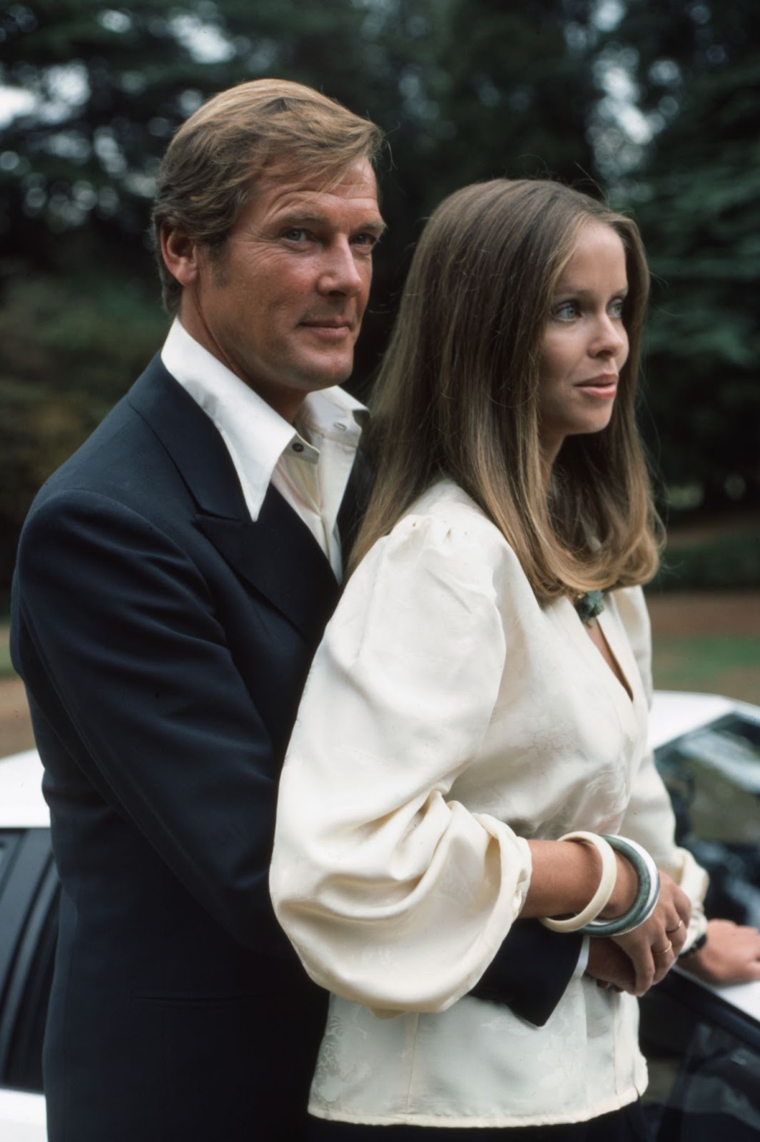 Roger Moore and Barbara Bach photographed in 1976. | Source: Getty Images