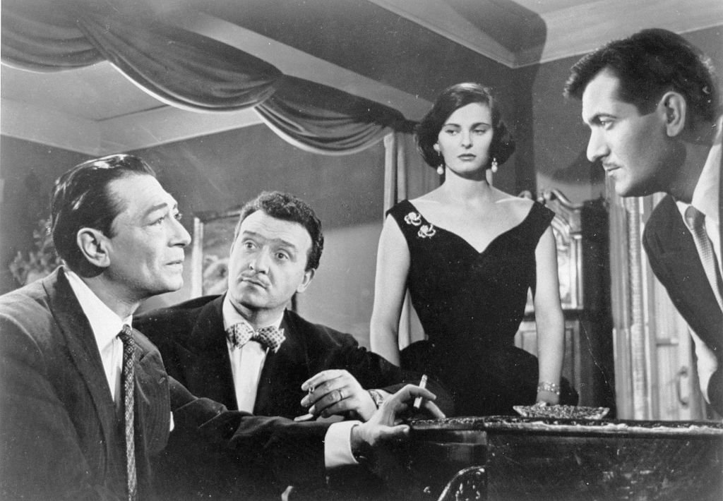 Alberto Closas junto a Lucía Bosé, Carlos Casaravilla y Aello Roso en la filmación de la película ‘Muerte de un ciclista’ de 1955. | Foto: Getty Images