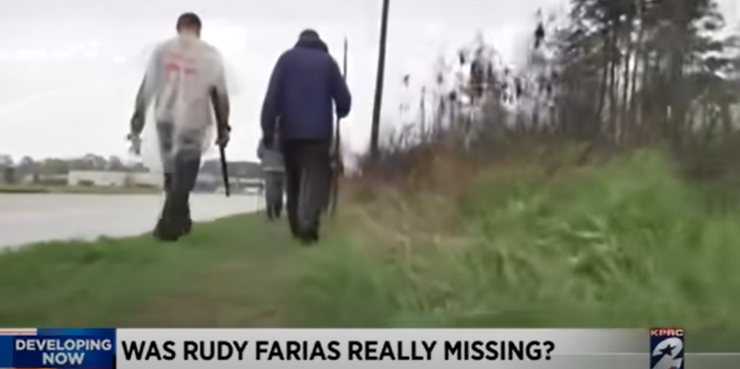 Ein Suchtrupp sucht nach Rudolph "Rudy" Farias IV, nachdem er am 6. März 2015 in Houston vermisst wurde | Quelle: YouTube/KPRC 2 Click2Houston