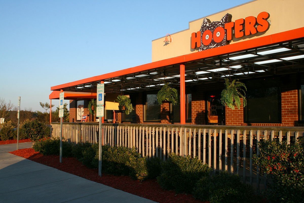 Hooters restaurant. | Photo: Wikimedia Commons Images