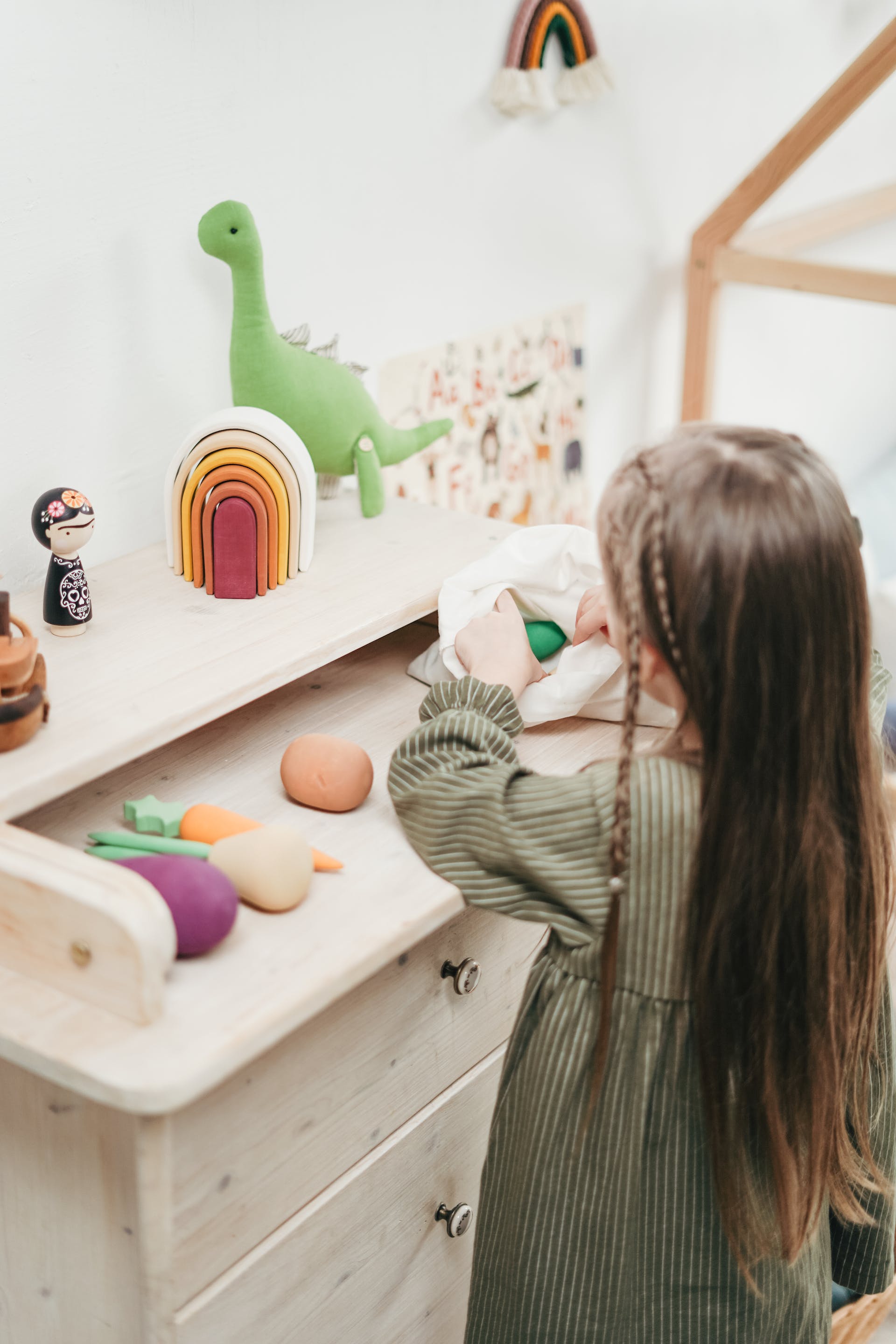 Little girl playing with her toys | Source: Pexels