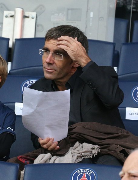 David Pujadas participe à la Ligue 1 française entre Paris Saint-Germain et Girondins de Bordeaux au Parc des Princes à Paris, France. | Photo : Getty Images