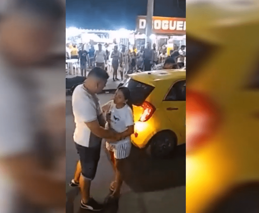 Une femme tient la main de son mari et fait un scandale dans la rue : YouTube / El Mundo Viral