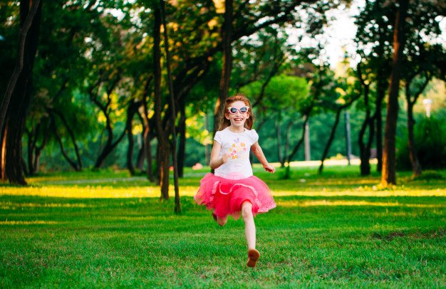 Une petite fille qui joue dans un parc | Photo : Getty Images