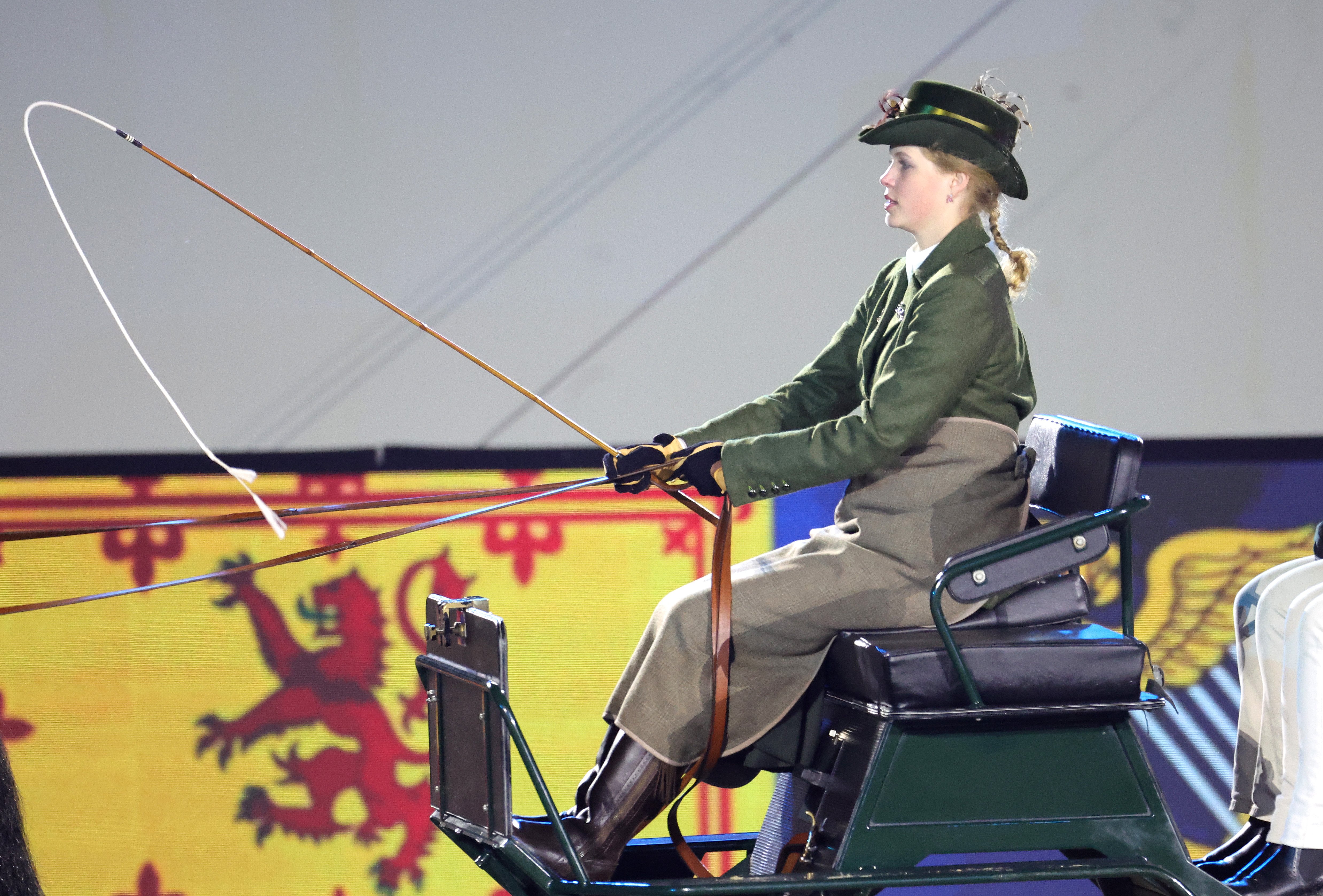 Lady Louise monta el carruaje del Príncipe Philip como parte de las celebraciones del Jubileo el 15 de mayo de 2022 en Windsor, Inglaterra. | Foto: Getty Images