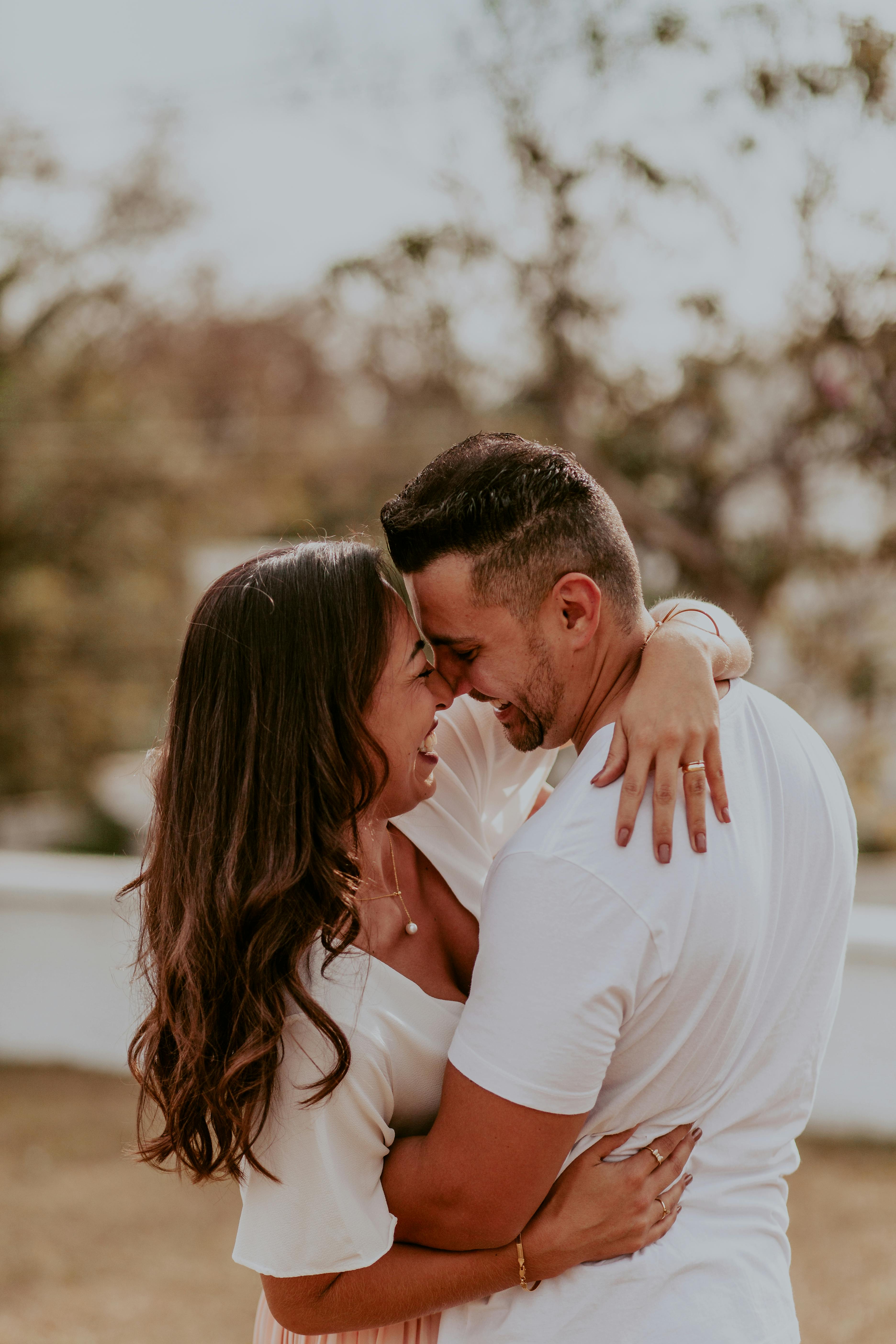 A happy couple embracing | Source: Pexels