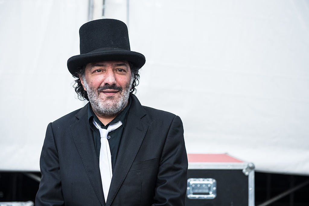 Rachid Taha pose pour une séance photo à la place de la république le 12 juillet 2013 à Paris, France. | Photo : Getty Images