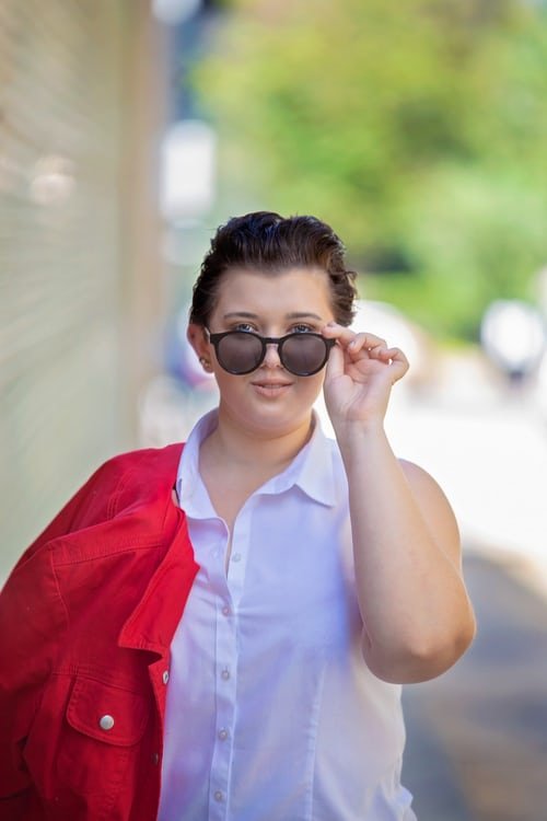 Une jeune femme avec une lunette. | Photo : Unsplash