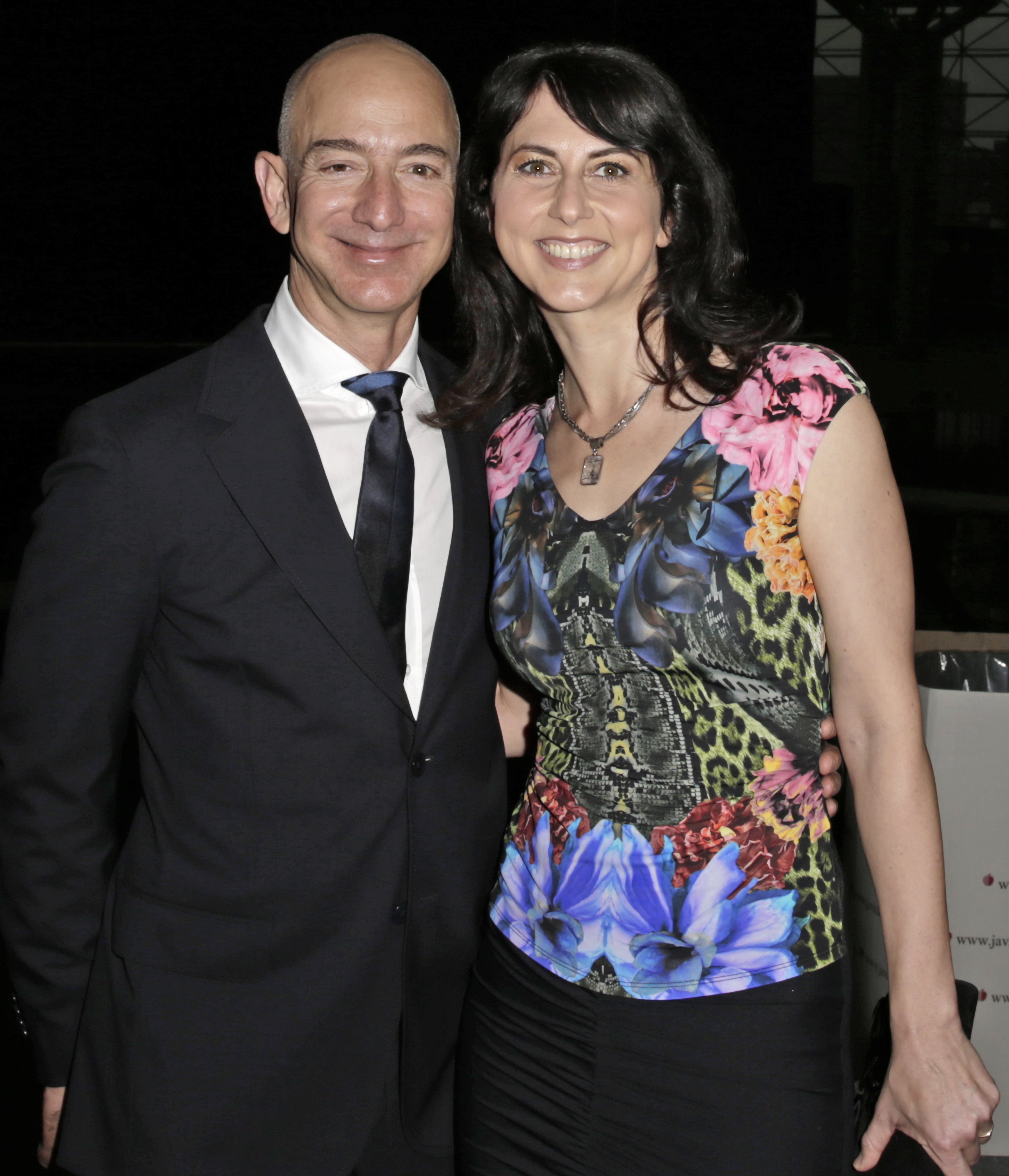 Jeff Bezos and Mackenzie Scott pose for a picture as they arrive at the Robin Hood Foundation's annual benefit on May 12, 2014, in New York City | Source: Getty Images