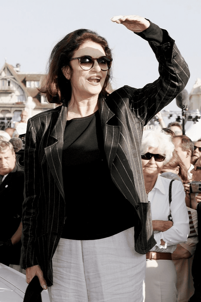 L'actrice Anouk Aimée salue ses fans à Lelouch le 5 septembre 2006 à Deauville, France. | Photo : Getty Images