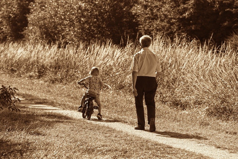 A grandfather playing with his grandson. | Photo: Pixabay