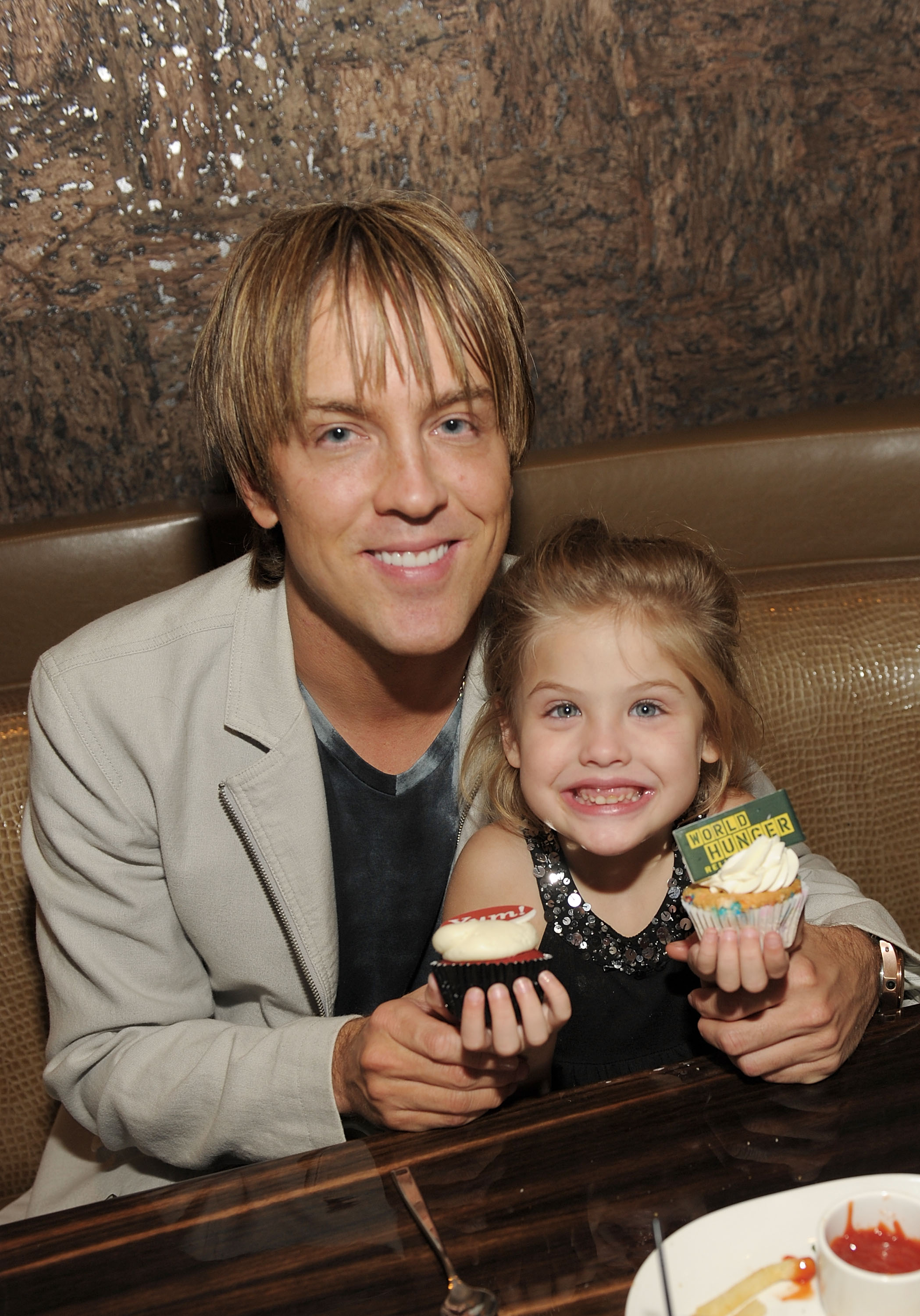 Larry Birkhead and daughter Dannielynn at City Center for the World Hunger Relief fundraiser on October 11, 2010 | Source: Getty Images