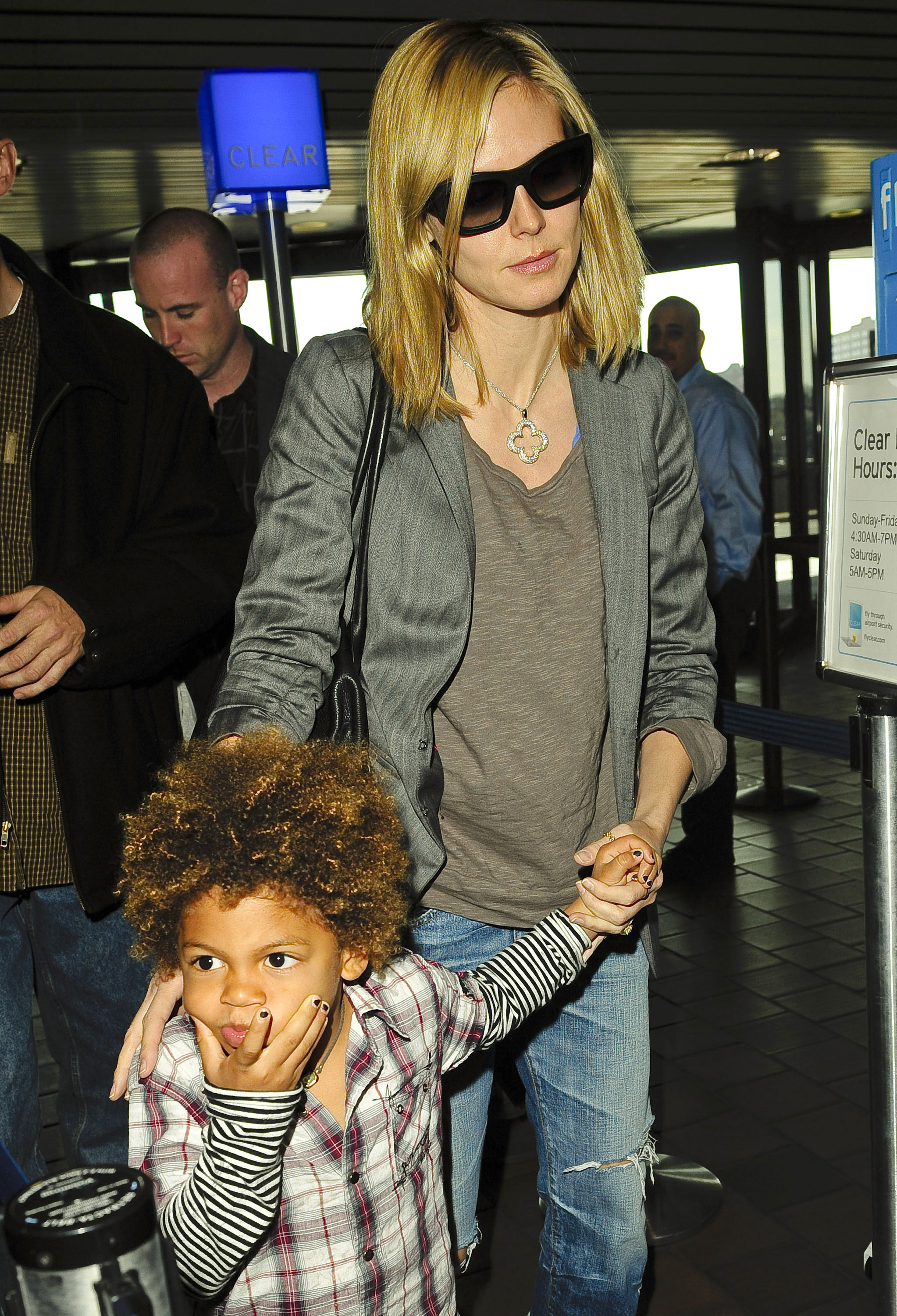 Heidi Klum and Henry Samuel enter the LaGuardia Airport on April 17, 2009 | Source: Getty Images