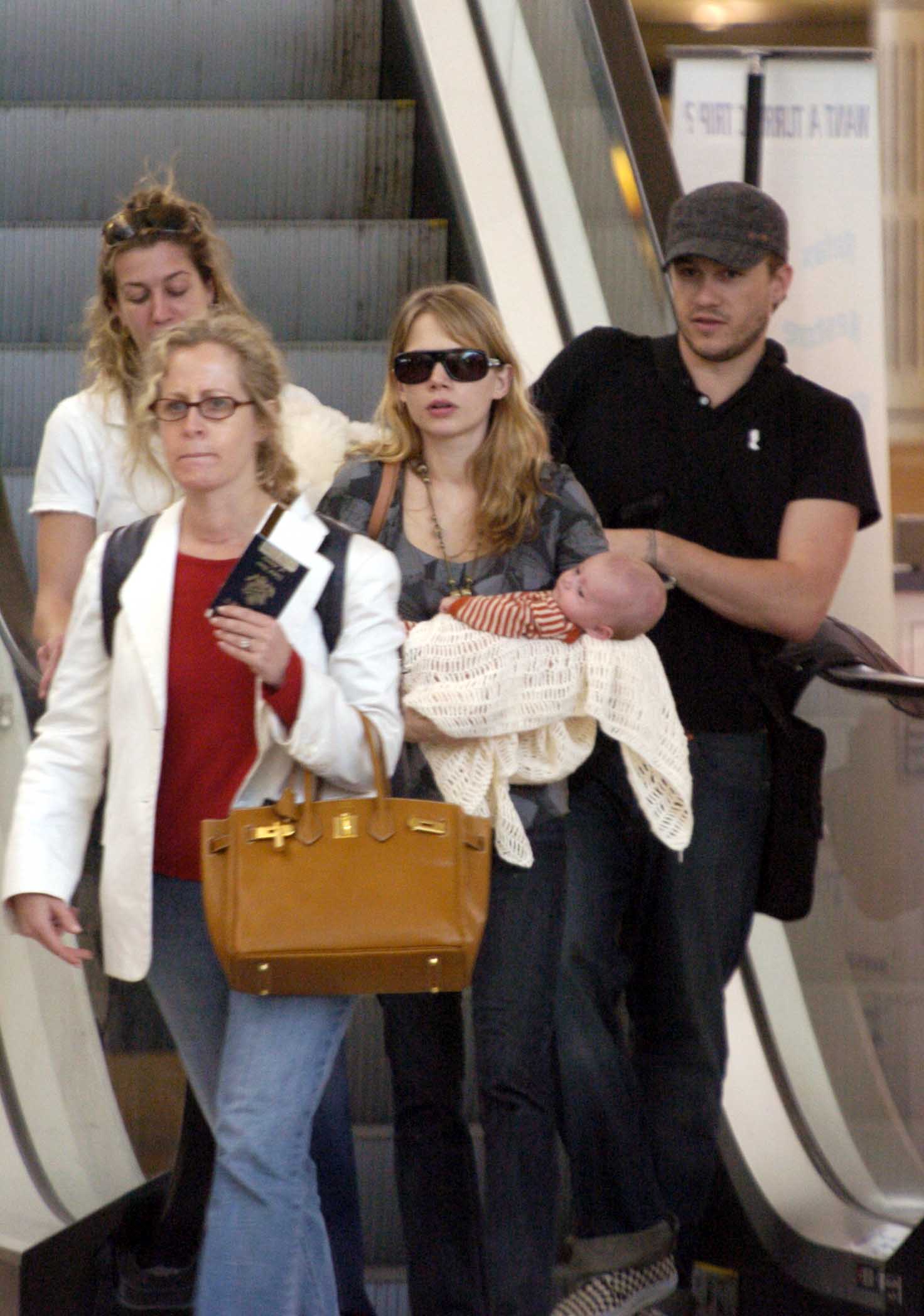 Heath Ledger, Michelle Williams y su hija Matilda Ledger saliendo del Aeropuerto Internacional de Sidney el 14 de enero de 2006 en Sidney, Australia. | Foto: Getty Images