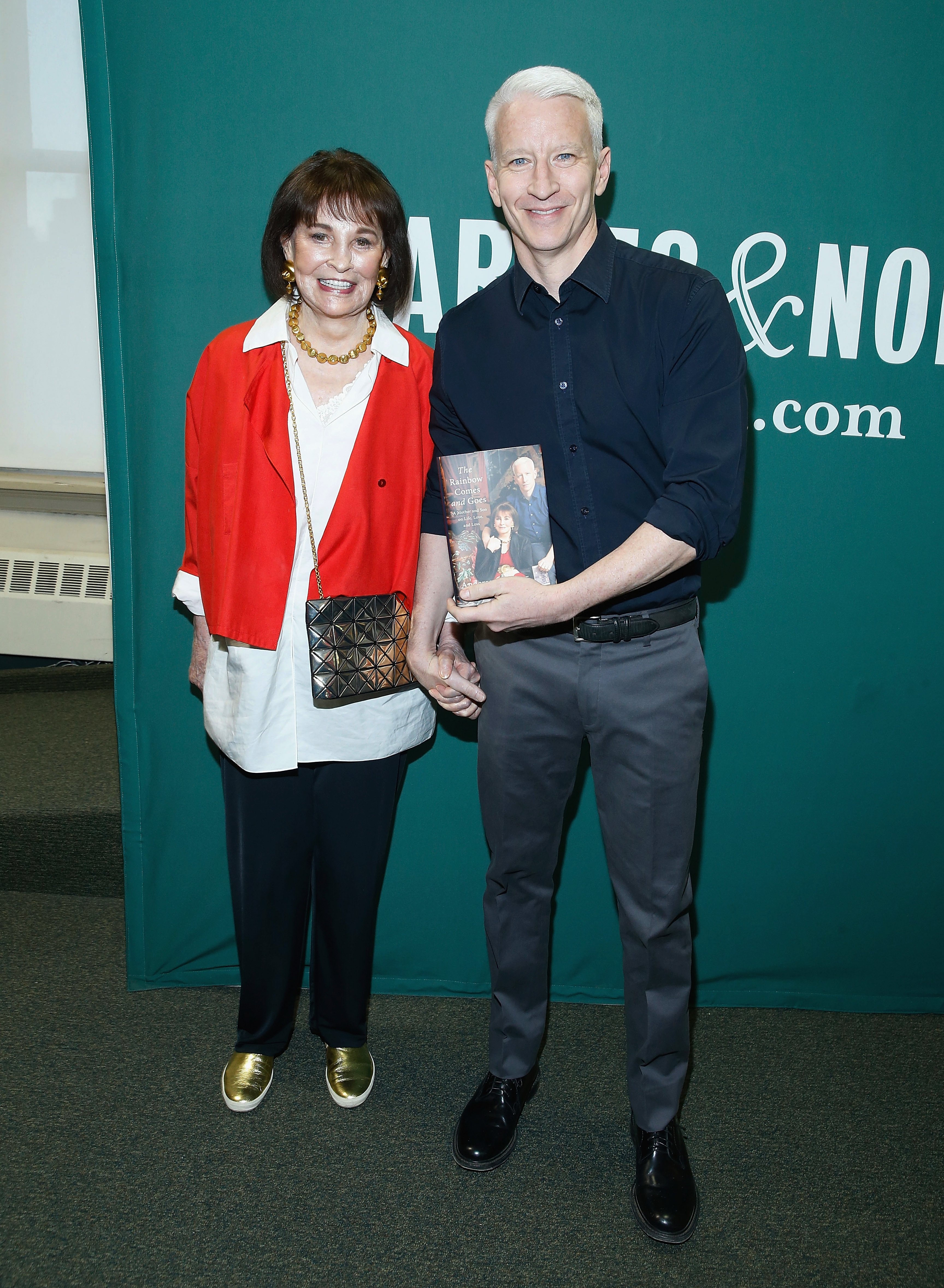 Gloria Vanderbilt and her son Anderson Cooper at Barnes & Noble Union Square on April 7, 2016, in New York City | Source: Getty Images
