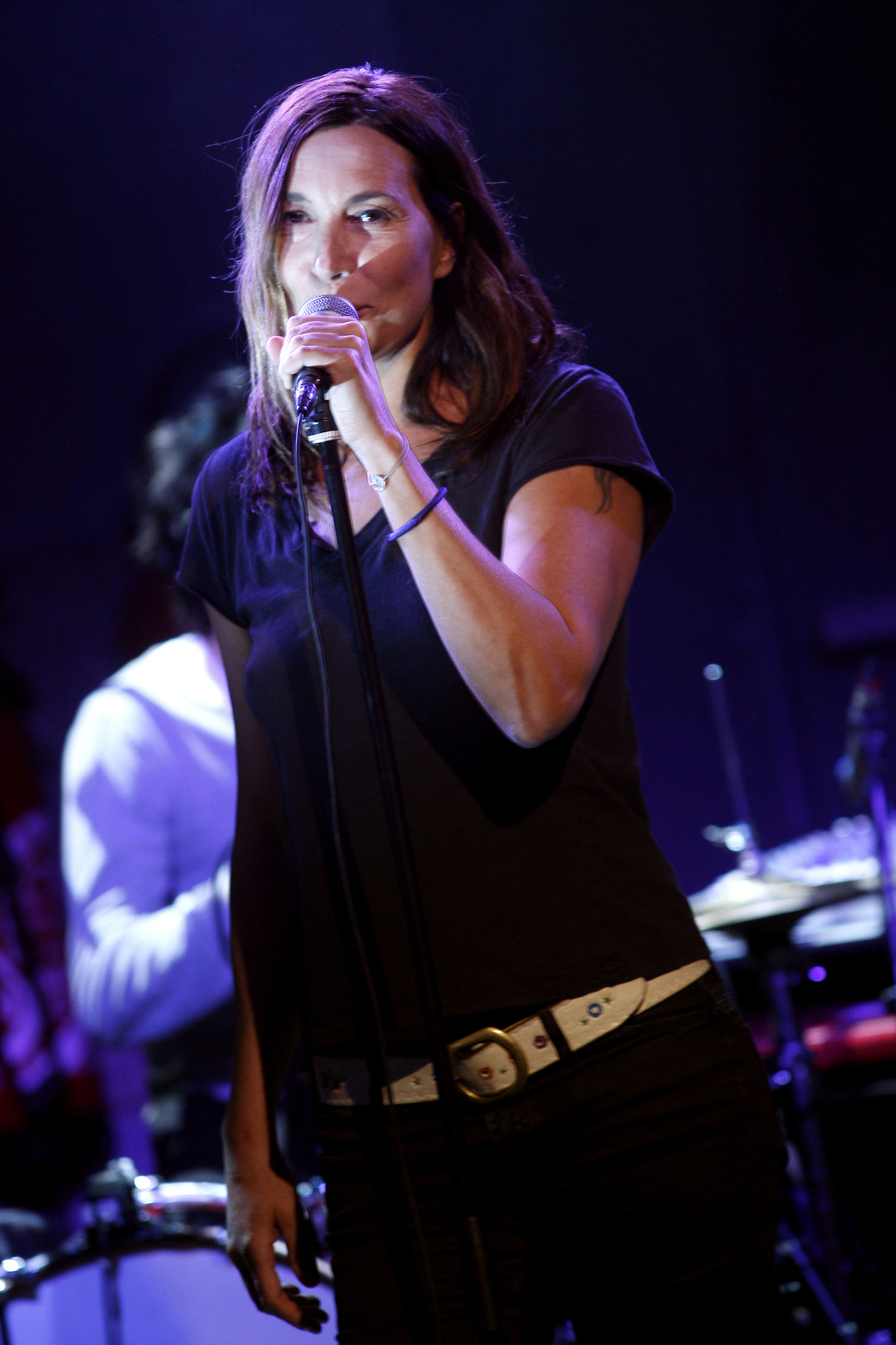La chanteuse Zazie au "ce soir ou jamais sur France 3" à Paris. | Photo : Getty Images La chanteuse Zazie au "ce soir ou jamais sur France 3" à Paris. | Photo : Getty Images