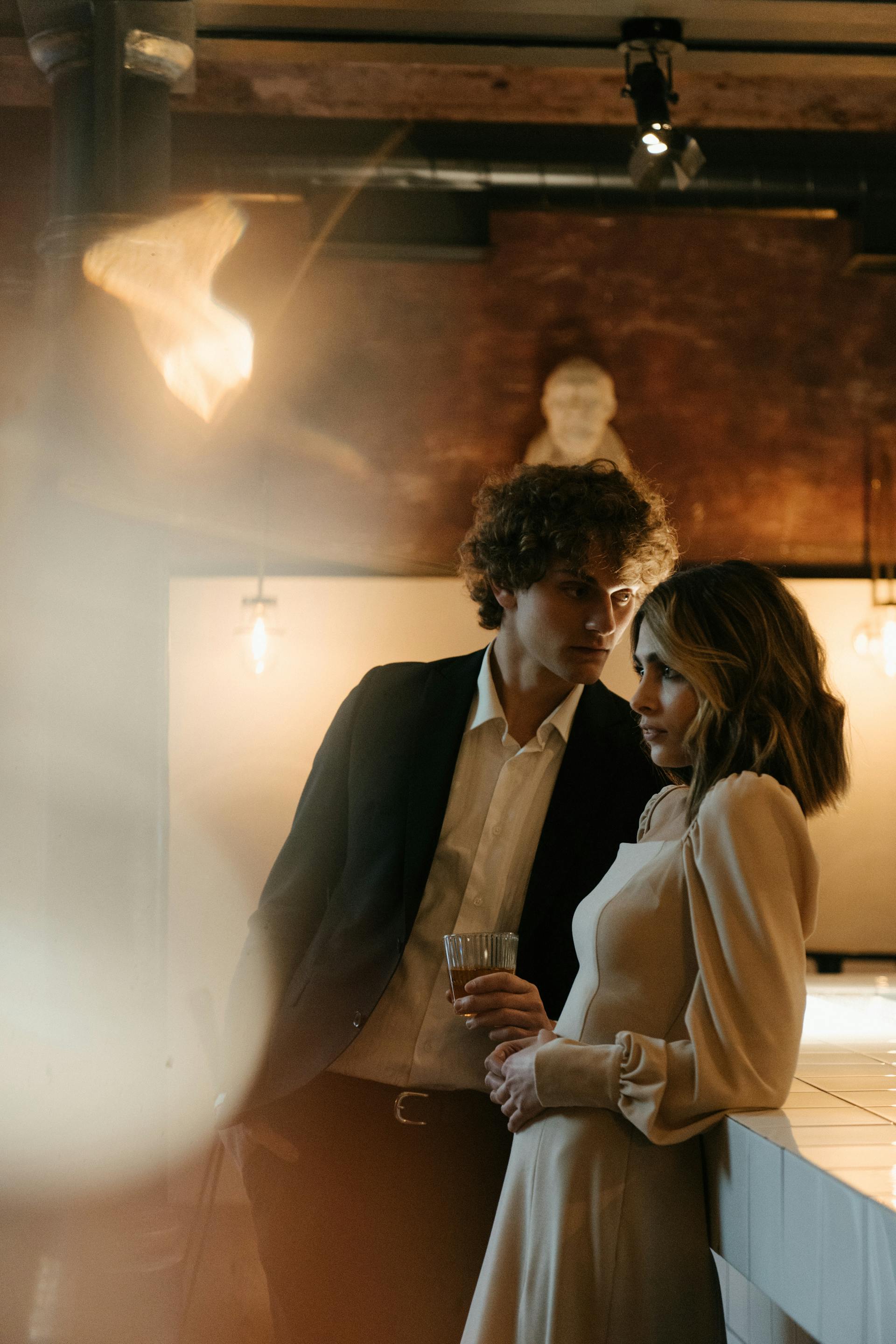 A man and woman in a pub | Source: Pexels