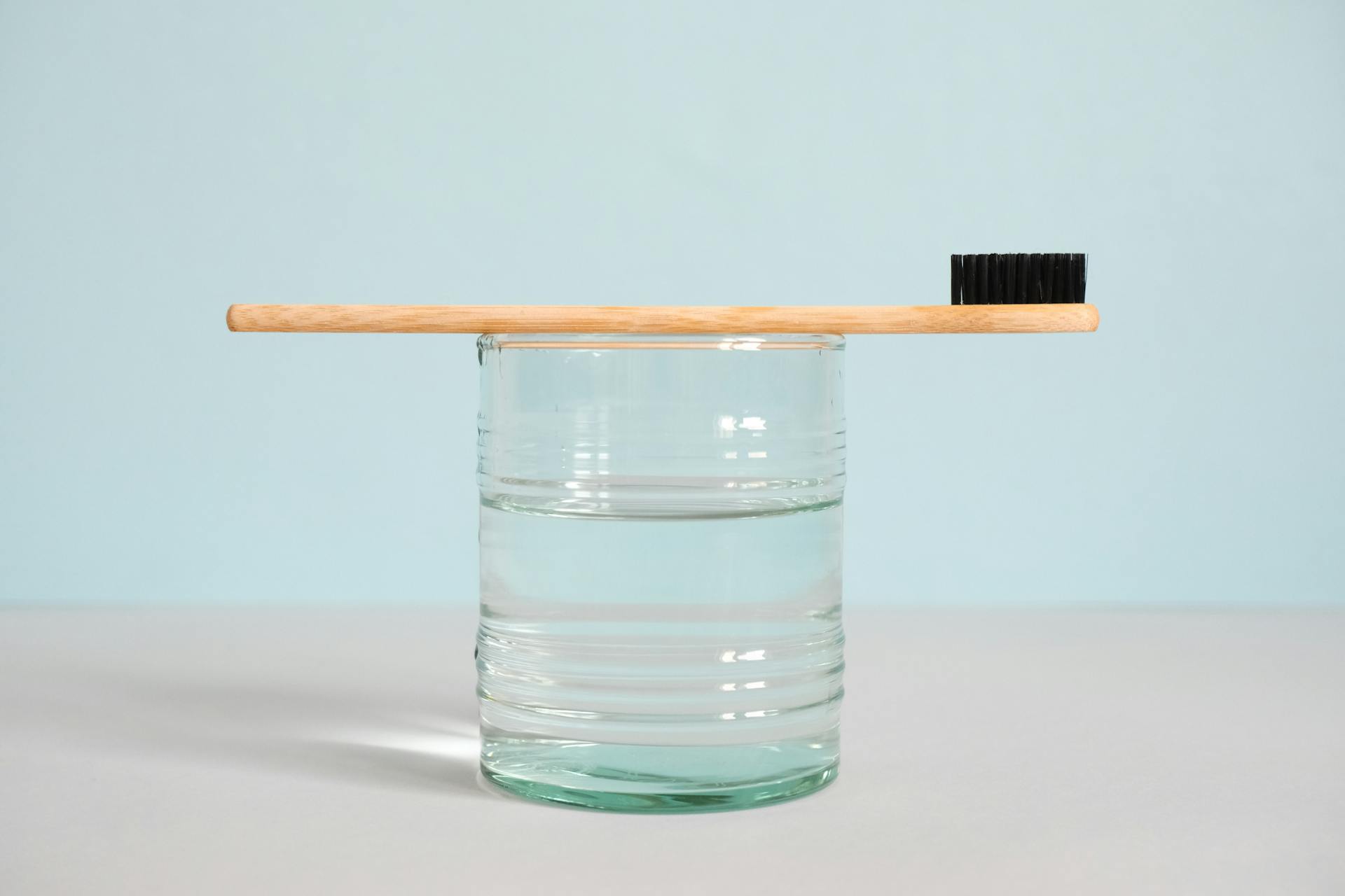 A toothbrush placed on a glass of water | Source: Pexels