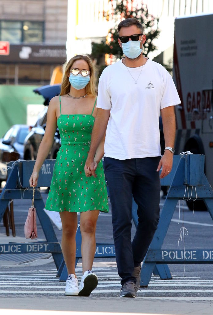 Jennifer Lawrence et son mari Cooke Maroney marchent avec des masques le 5 septembre 2020 à New York. | Photo : Getty Images