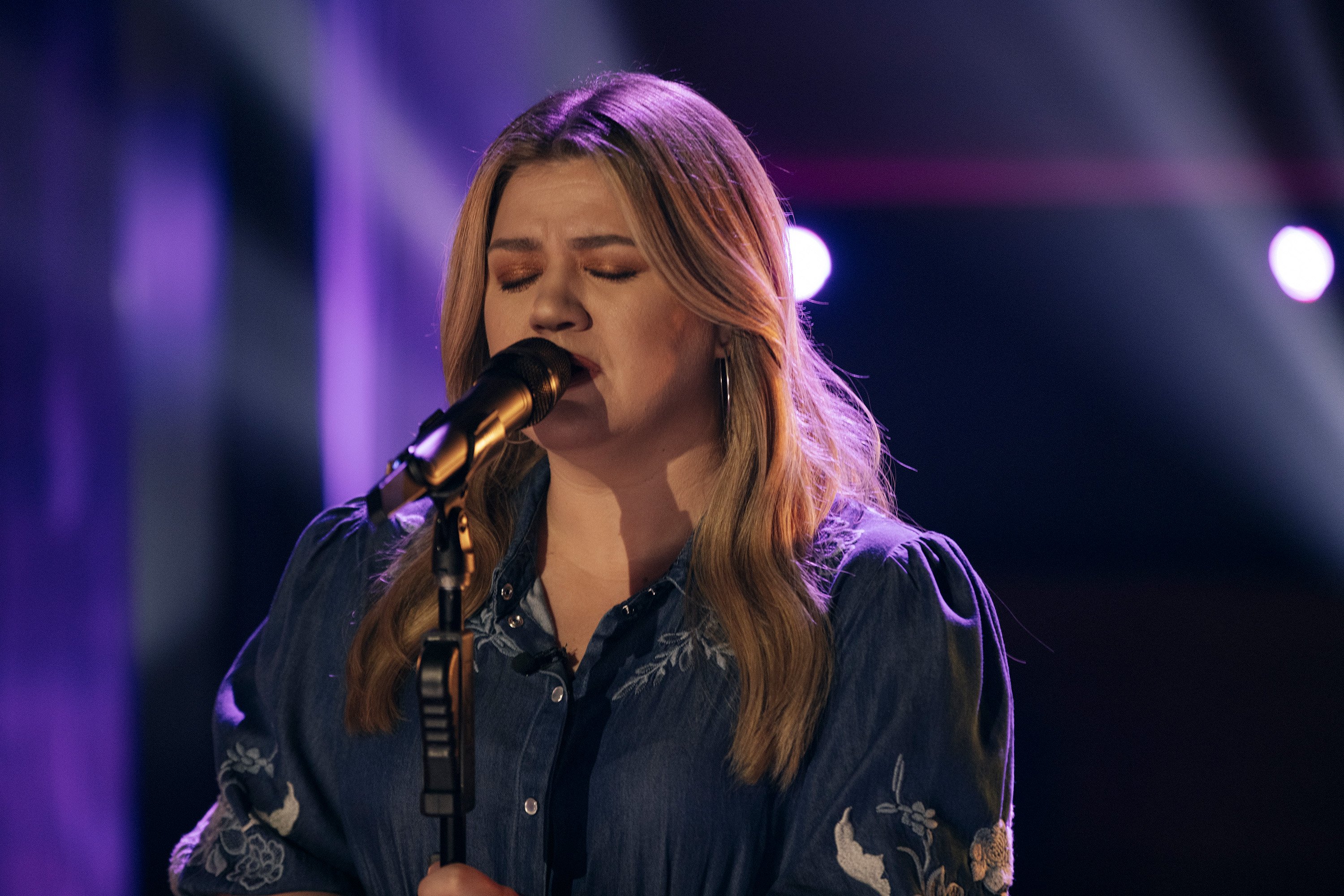   Kelly Clarkson onSeason 3 of "The Kelly Clarkson Show" on March 22, 2022. |  Source: Getty Images 