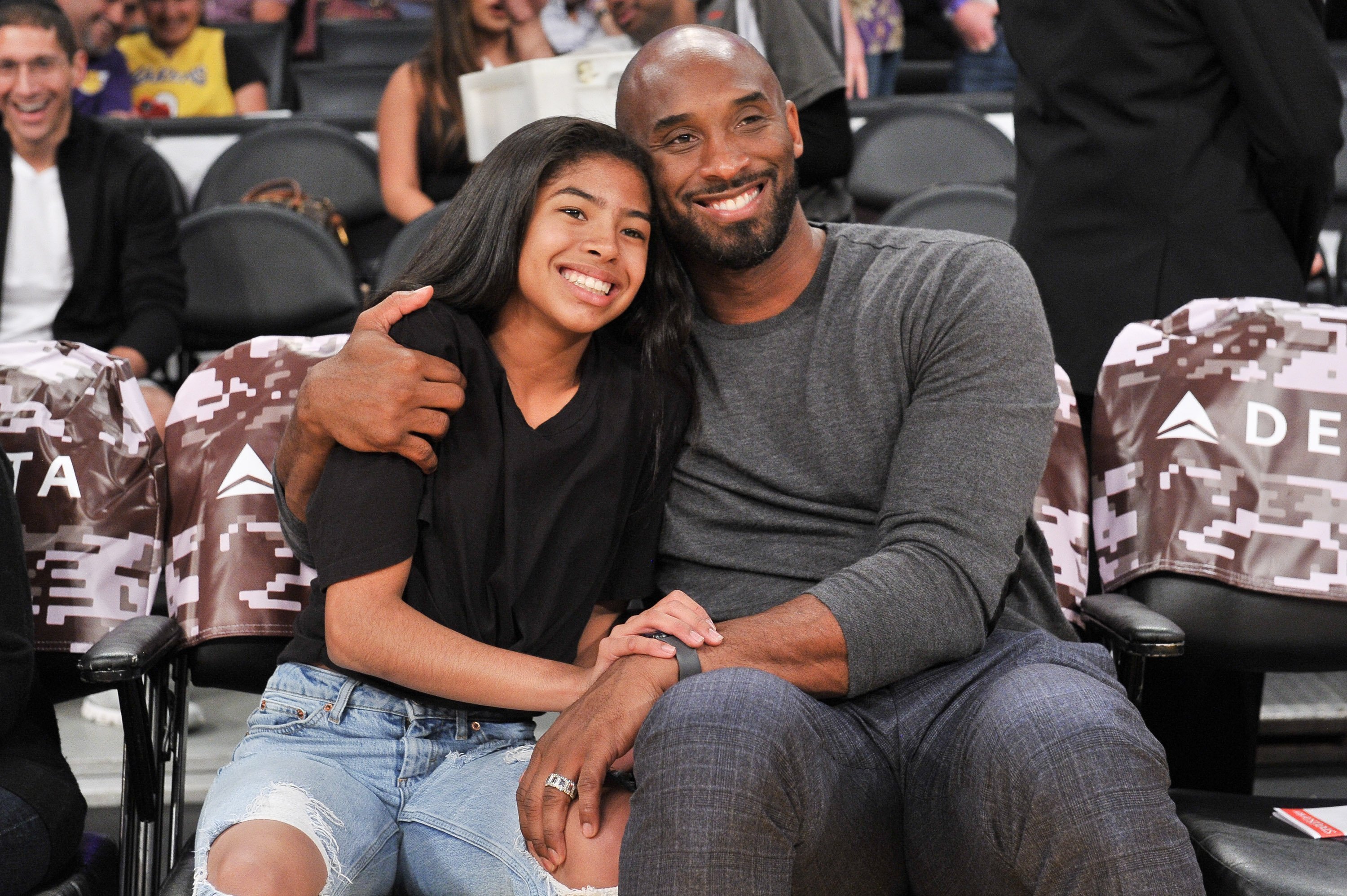Kobe Bryant y Gianna Bryant en un partido de baloncesto entre los Lakers de Los Ángeles y los Halcones de Atlanta en el Staples Center de Los Ángeles, California. | Foto: Getty Images