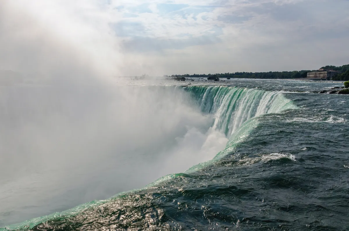 Je chéris toujours nos moments ensemble aux chutes du Niagara | Source : Pexels