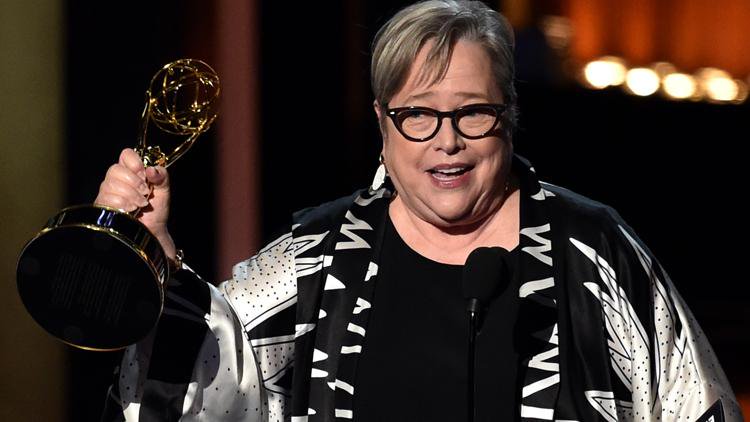 Kathy Bates winning her second Emmy in 2014. I Image: Twitter/ Screener.