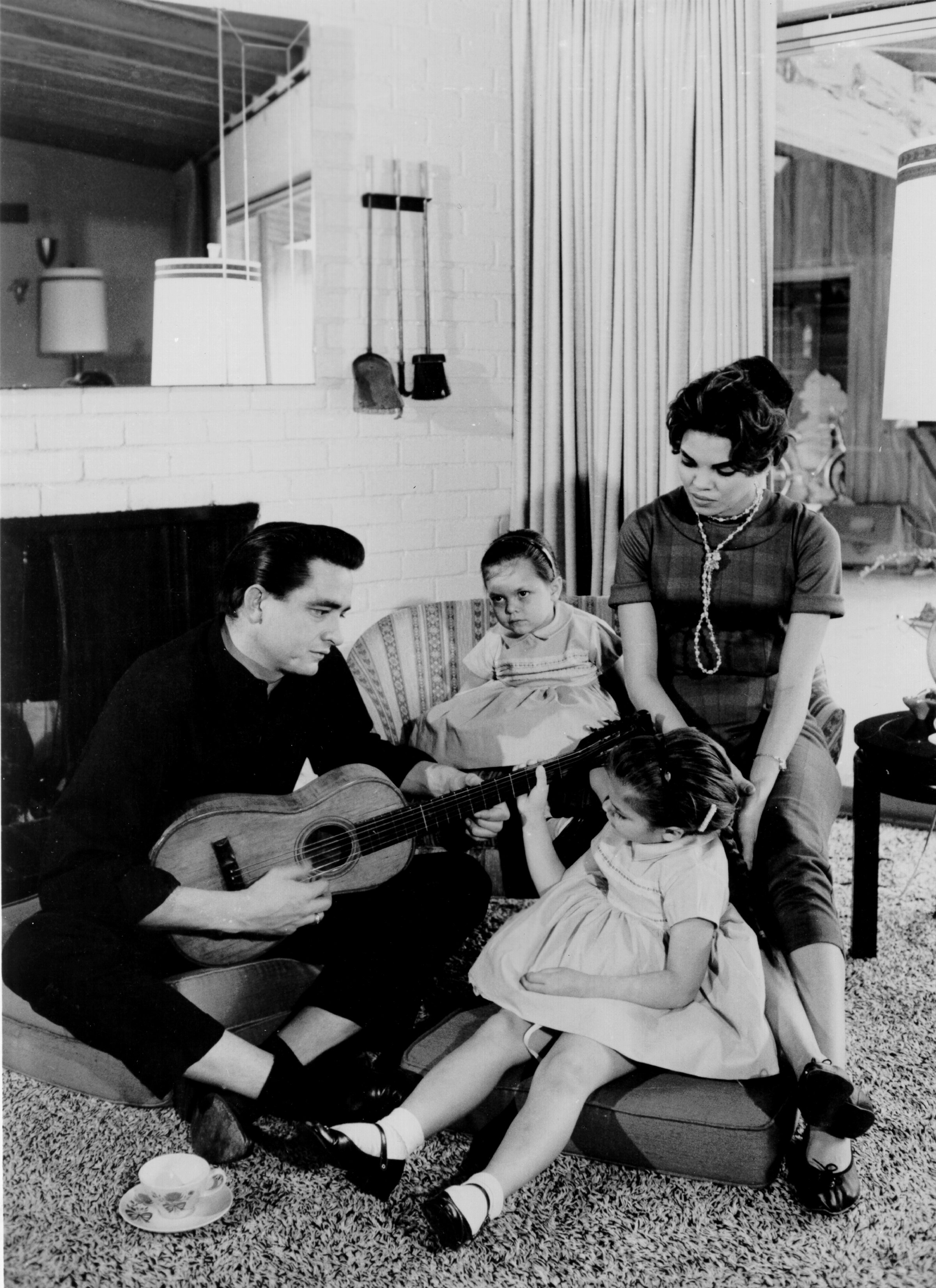 Johnny Cash with Vivian Liberto, and Rosanne and Kathy Cash on January 1, 1957 | Source: Getty Images