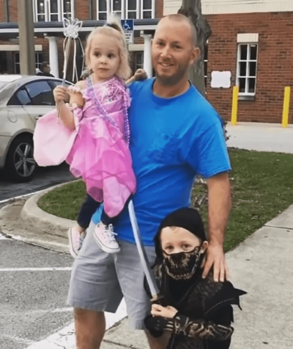 Chase Poust und seine Schwester Abigail Poust und Papa Steven Poust an Halloween. | Quelle: Youtube.com/News4JAX