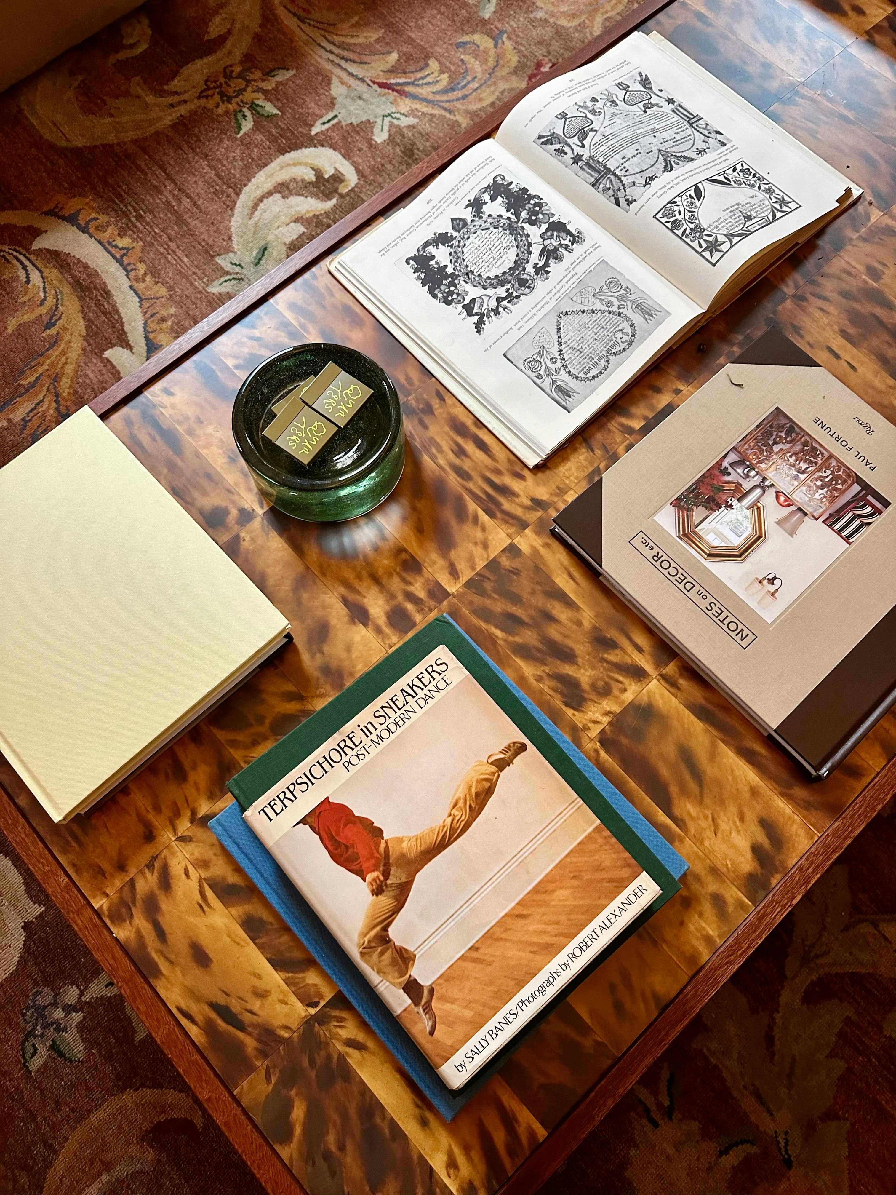 A coffee table with books as decor | Source: Pexels