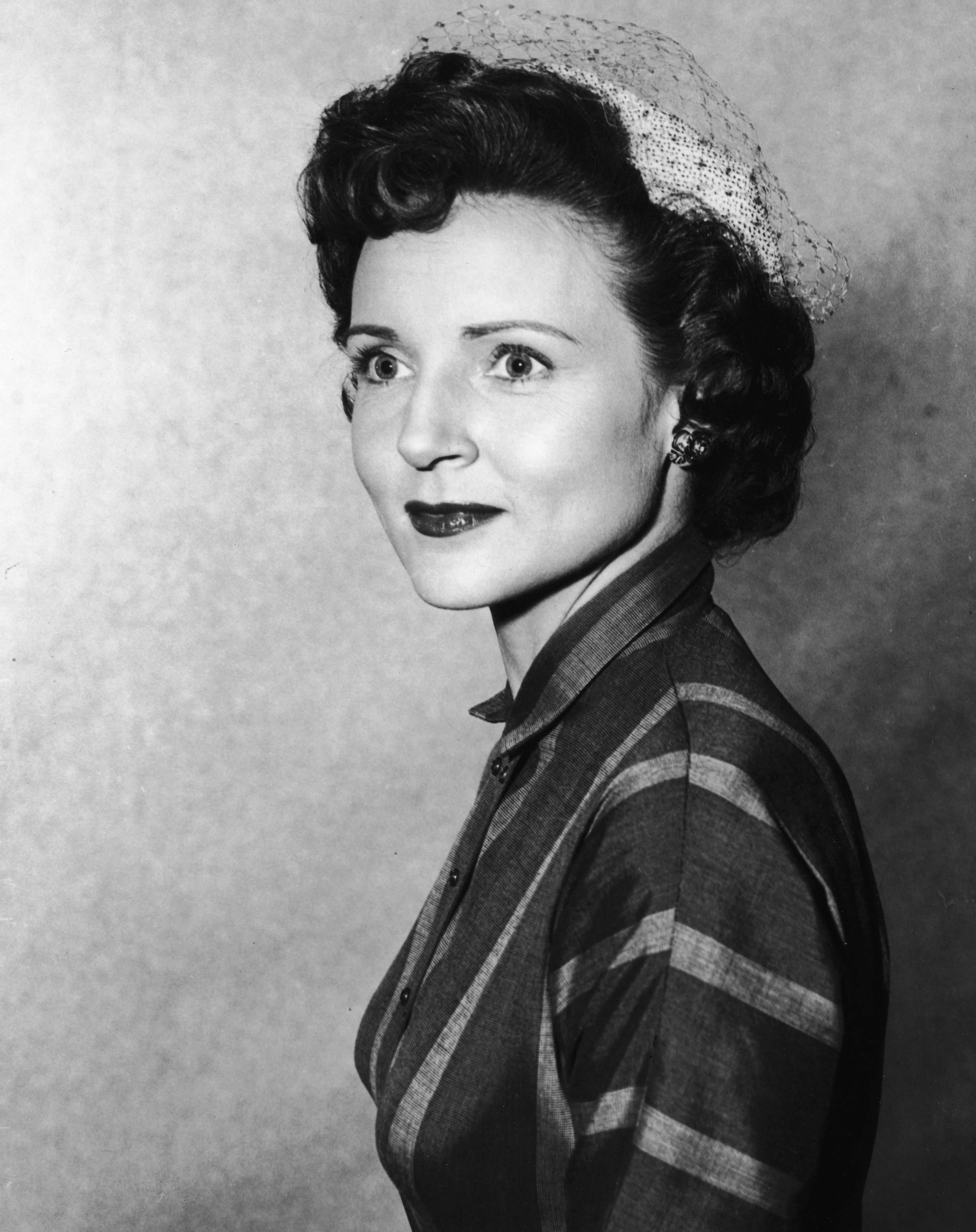 Betty White wearing a veiled hat, circa 1955. | Source: Getty Images