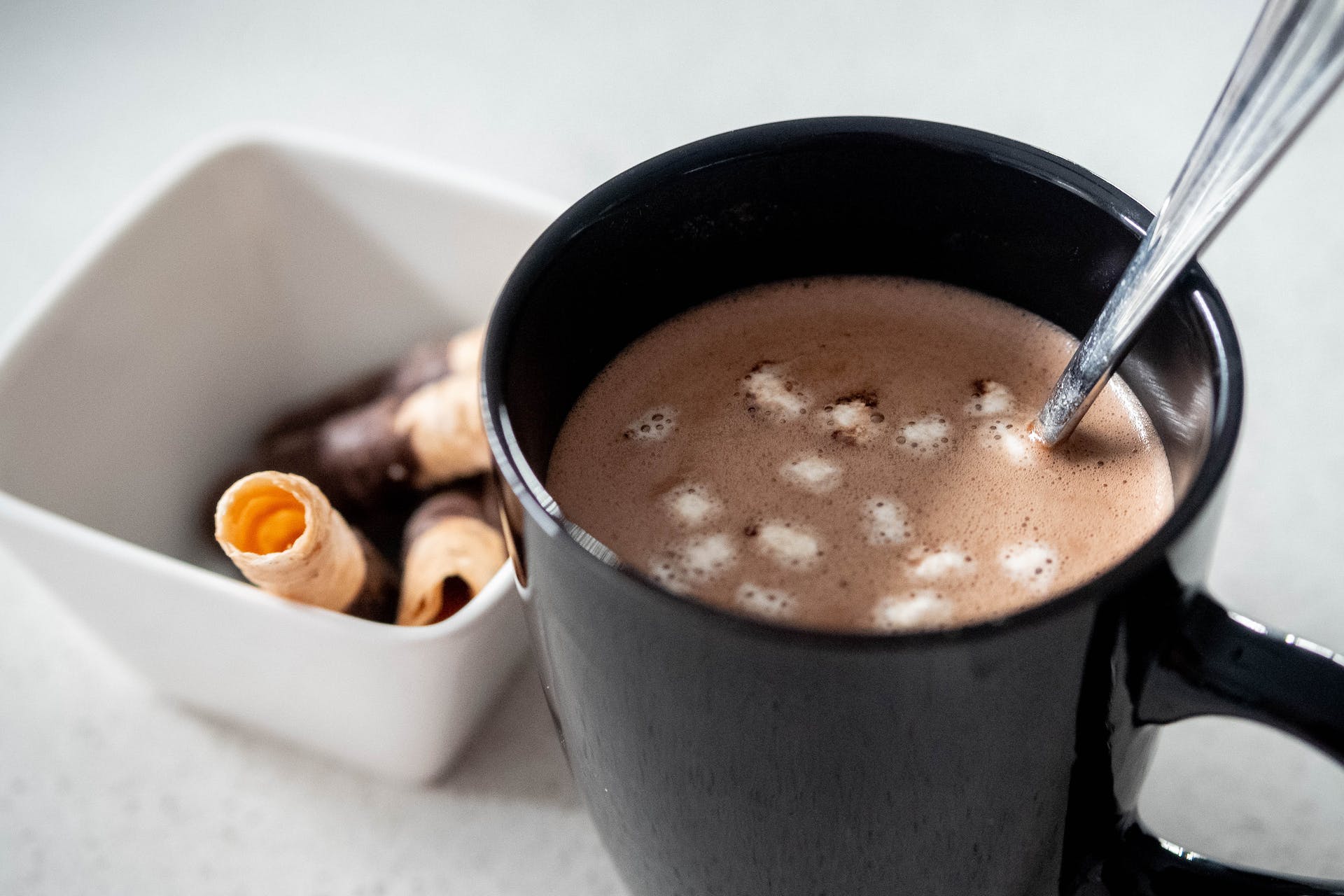 Hot chocolate in a black mug | Source: Pexels