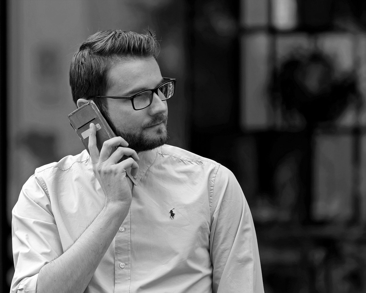 An unhappy-looking man talking on the phone | Source: Pixabay