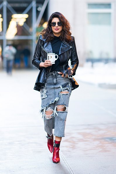 Priyanka Chopra vu portant une veste McQueen, chemise Fleur de Mal, jeans R13 et chaussures Rag & Bone à Tribecca le 9 janvier 2018 à New York. | Photo : Getty Images