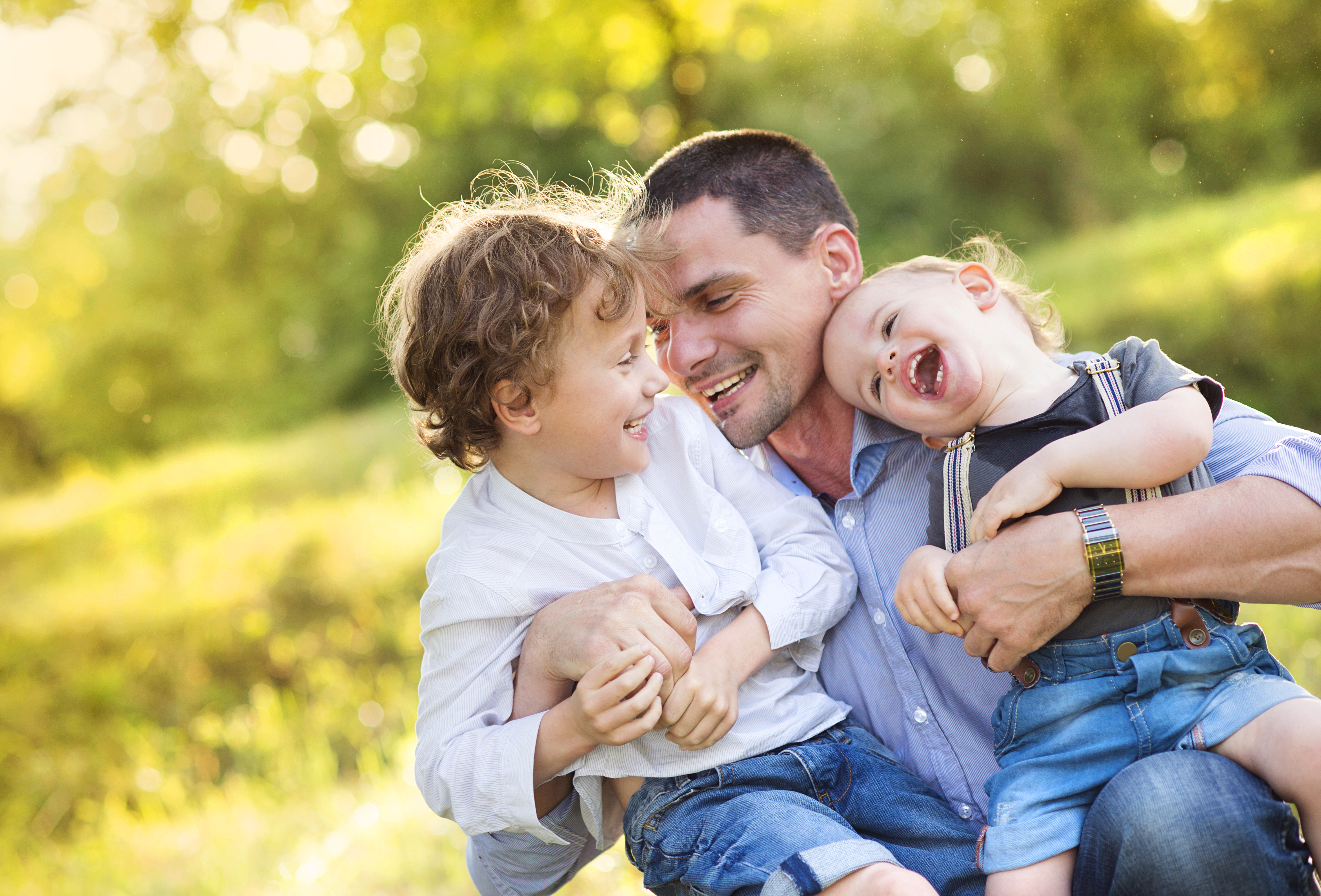 Little boys and their dad | Source: Shutterstock