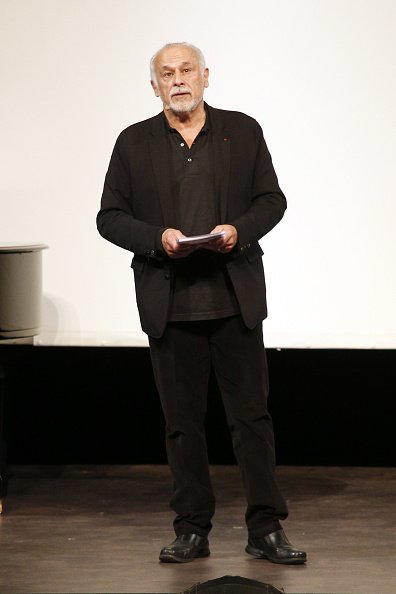 Francis Perrin assiste à la cérémonie de remise du "Trophee Du Bien-Etre" au Théâtre des Mathurins. |Photo : Getty Images