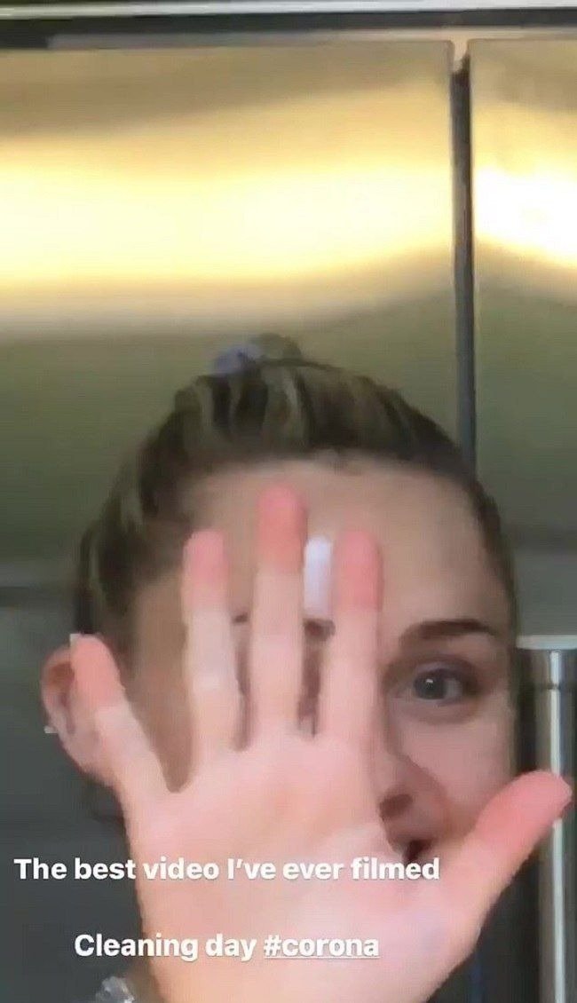 Miley Cyrus showing off her bare face in an Instagram story | Photo: Instagram/codysimpson