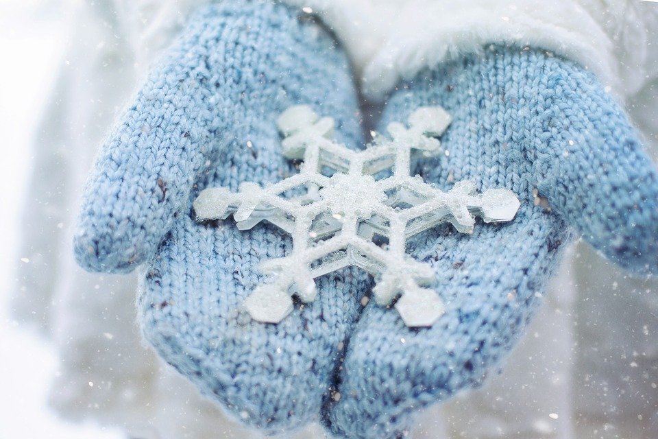 Sammy's sweater became mittens that Lynn could wear to remind her of her baby | Source: Pixabay