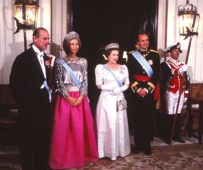 Juan Carlos y Sofía junto con la Reina Elizabeth II y el Príncipe Philip de Edimburgo antes de la cena de gala en la Embajada de España, el 24 de abril de 1986 en Londres. | Foto: Getty Images.