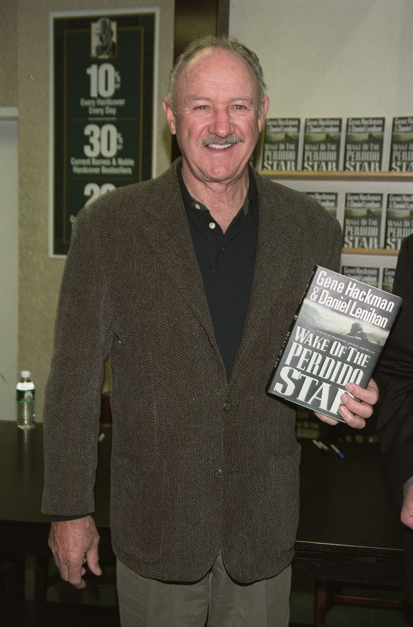 Gene Hackman presents his book "Wake of the Perdido" at Barnes & Noble in New York, on November 4, 1999 | Source: Getty Images