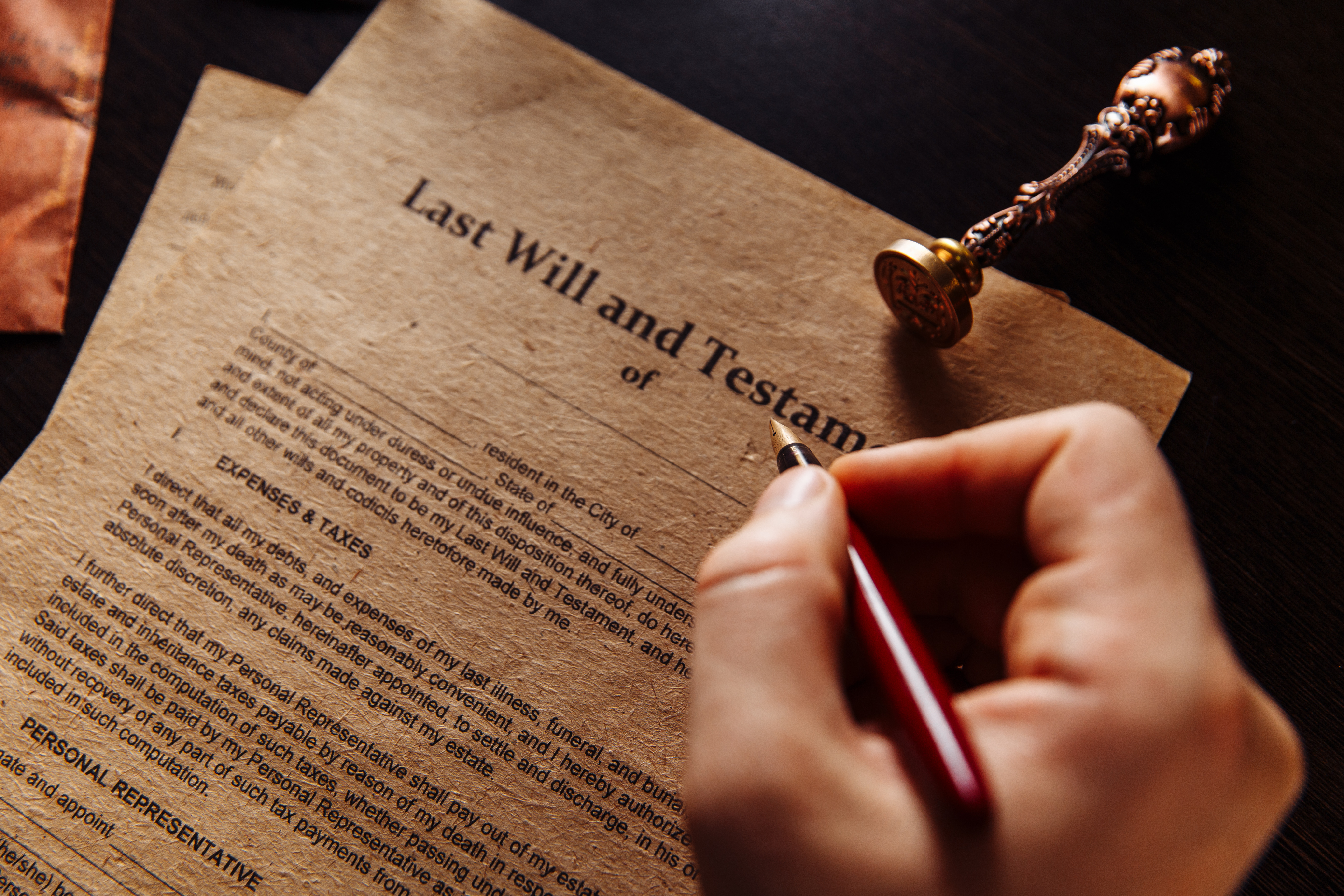 Ein Dokument mit einem letzten Willen und Testament | Quelle: Shutterstock