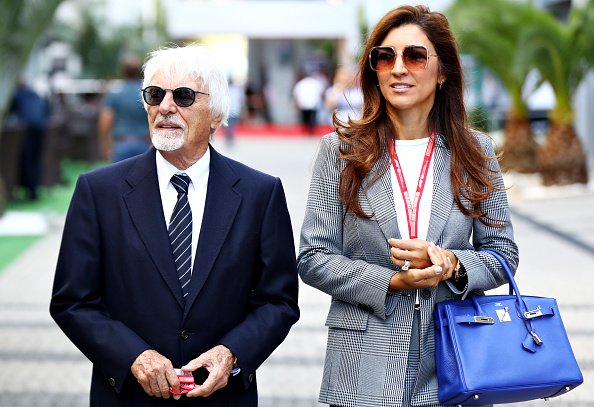 Bernie Ecclestone et son épouse Fabiana marchent dans le paddock avant le Grand Prix F1 de Russie à Sotchi Autodrom le 29 septembre 2019 à Sotchi, Russie. | Photo : Getty Images