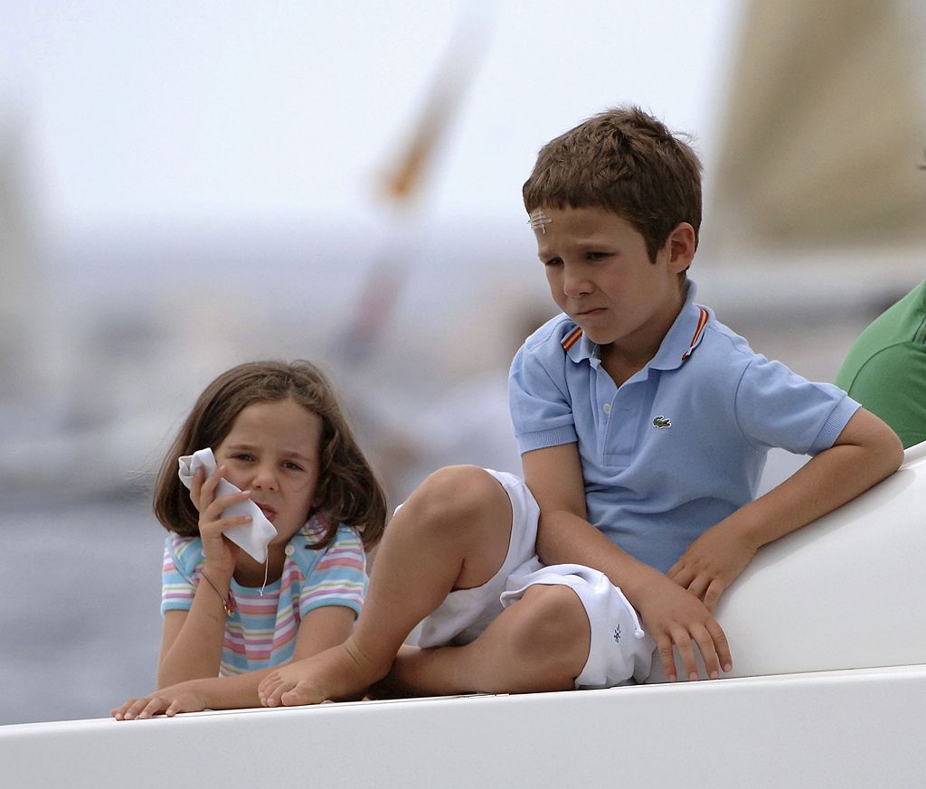 Victoria Federica y Froilán a bordo del "Somni" el 4 de agosto de 2006 en Mallorca, España. | Foto: Getty Images