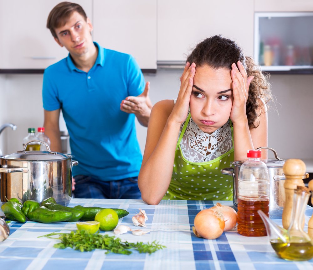 Pareja discutiendo en la cocina. | Foto: Shutterstock