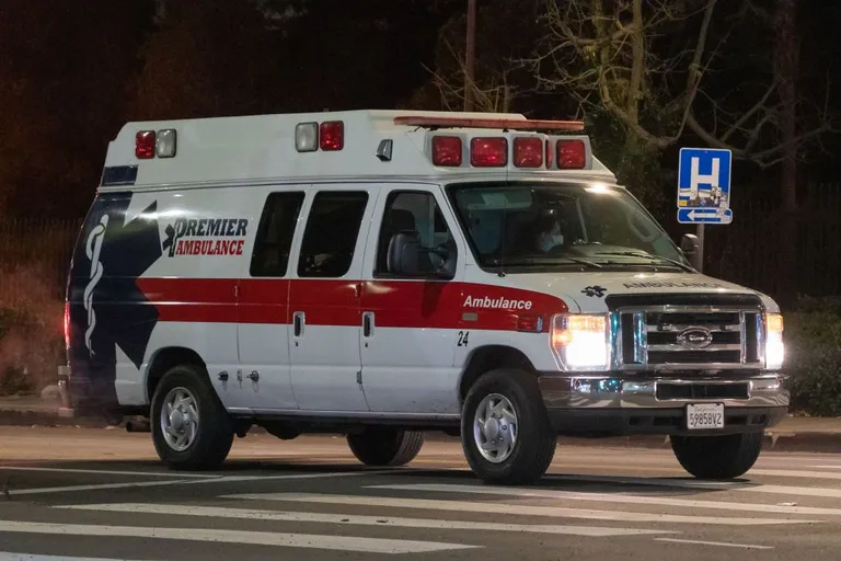 Une ambulance roulant dans la rue. | Source : Shutterstock