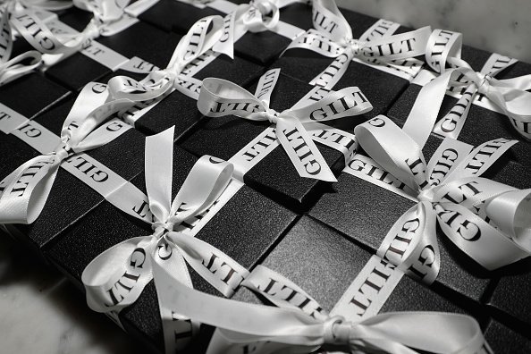 Geschenkboxen in Schwarz-Weiß - Quelle: Getty Images