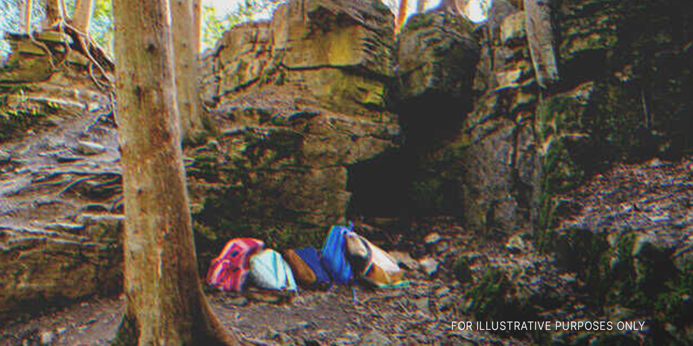 Schultaschen in der Nähe einer Höhle | Quelle: Getty Images